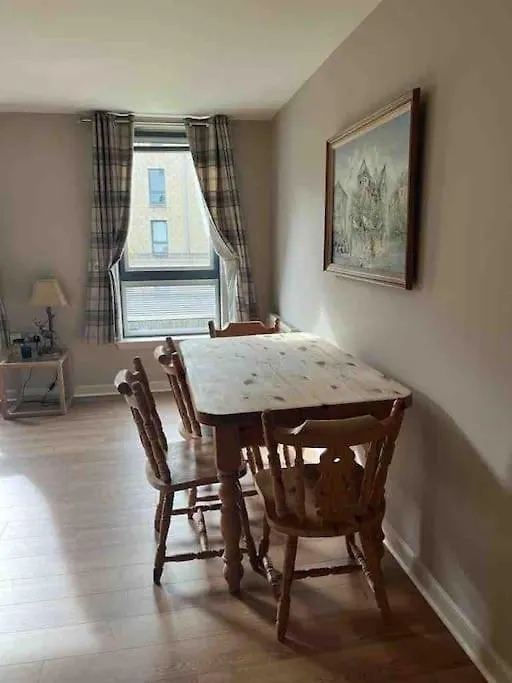 Modern Edinburgh Apartment 2 Bedrooms & Two Bathrooms